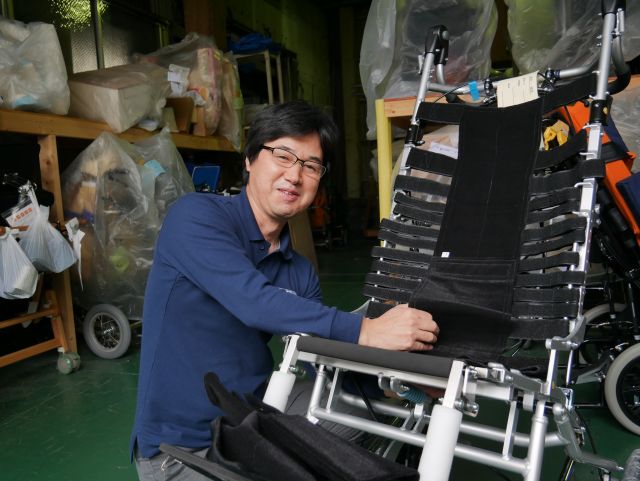 【ワークワクワク河内長野、初開催！＜2022年11月22日～24日＞】
開催まであと6日！
カウントダウン画像は #ひげ工房 です。

＜ひげ工房＞
”誰もが快適に過ごすために人に寄り添う車椅子づくり”
身体的なハンディキャップを持っている方や周囲の方々が、快適で楽しく過ごせる椅子や車椅子を人に寄り添いながらオーダーメードで作っています。

◎ひげ工房のオープンカンパニー開催日
ゆいテラスにて、特殊車いす展示・採型体験等を行います。
11/23（水・祝） 9:00-17:00
＊予約不要

ワークワクワク河内長野 2022
開催期間：2022年11月22日‐24日
開催場所：河内長野市内の工場や農場を始めとする様々な仕事の現場、イズミヤゆいテラス等

＜ワークワクワク河内長野って？＞
「ワークワクワク河内長野」は、古来より紀伊半島の人・物・文化が行き交い、豊かな自然の中で様々な歴史がつむがれてきた大阪の南部・河内長野で開催される「オープンカンパニー」イベントです。期間中、様々な会社の現場が開かれ、担い手の皆さんと直接触れ合うことができます。実は日本を、そして世界を支えている「ワクワク」な仕事の現場を訪れてみてください！

主催：河内長野市
お問い合わせ：河内長野市 環境経済部 産業観光課 商工•労働係 

#大阪 #ワークワクワク #河内長野 #オープンカンパニー #オープンファクトリー #河内のスイス #工場 #農場 #会社 #モノづくり #イベント #交流 #アイデア #コラボレーション