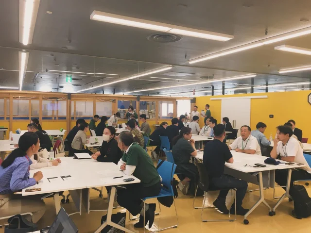 【第1回定例会合 開催報告】

先日、「ワークワクワク河内長野2025」の第1回定例会合を開催いたしました！

今年で4年目を迎える本取組ですが、当日は過去最高となる50名近くの方にご参加いただき、会場は熱気に包まれました。誠にありがとうございます。

会合では、事務局より今年度の活動の進め方や来年度に向けた展望についてご説明させていただきました。
その後のワークショップでは、「自身の仕事における価値観や思い」をテーマに、参加者の皆様で深く掘り下げていただきました。真剣な対話の中から、多くの共感や新たな発見が生まれていたのが印象的です。

ご参加いただいた事業者の皆様、本当にありがとうございました。
今年度もワクワクメンバー一丸となって、河内長野をさらに盛り上げていきたいと思います！今後の活動にもぜひご期待ください。

#ワークワクワク河内長野 #河内長野 #地域活性化 #まちづくり #開催報告 #オープンカンパニー