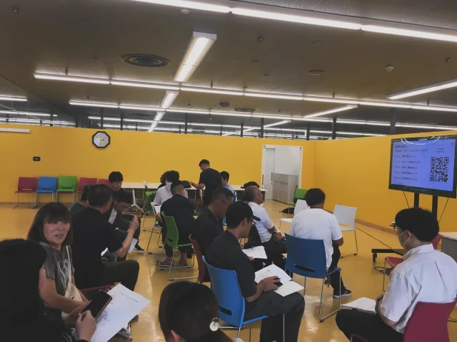 【🎉第３回定例会合 開催報告🎉】
9月5日(金)に、「ワークワクワク河内長野」の第3回定例会合を開催しました✨
今回はなんと…！ 泉州オープンファクトリーから、玉田実行委員長と渡辺事務局長がスペシャルゲストとして来てくださいました👏😆
イベント運営の裏側や、企業を巻き込む秘訣など、普段は聞けないとっても貴重なお話ばかり…！🤫 
メンバー一同、前のめりで聞き入ってしまいました✍️👀
玉田さん、渡辺さん、お忙しい中本当にありがとうございました🙇‍♂️🙇‍♀️
この学びを活かして、河内長野をもっともっとワクワクさせられるように頑張ります💪🔥

#ワークワクワク河内長野 #泉州オープンファクトリー #河内長野
