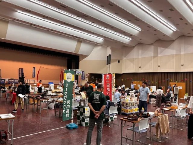 9月7日(日)に大阪市の浪速区・西成区のオープンファクトリーO-Roundが実施する『革いいもんフェス』に出展してきました!
大阪の革メーカーが集結して、靴の販売会や修理。まさかのシューフィッターが足のサイズを測定してくれる体験と色々な体験となっていました!
ワークワクワク河内長野からは、体内の推定野菜摂取量を図るベジチェックを第一生命保険さんが、金属のトラックづくりを瑞穂工作所さんが体験できるワークショップを出展しました!
O-Roundのみなさんや同じく出張でダンボールワークショップを出展していた泉州オープンファクトリーさんと交流しながら、ワクワクを提供してきました!
O-Roundさんのオープンファクトリーは9月19日~25日に開催されますので、ぜひご参加ください!
 
=== 11月はワークワクワク河内長野 ===
日程 11月21日・22日(金・土) 9:00~17:00
場所 イズミヤゆいテラス (メイン会場)
   各参加企業(バスツアー等)
大人も子どももはまる! 
プロの現場体験 ぜひご参加ください!
=======================
 
#ワークワクワク河内長野 #ワクワク #河内長野
#O-Round #大阪市浪速区・西成区 #泉州オープンファクトリー
#ワクワクする働く現場を伝える#オープンファクトリー#オープンカンパニー